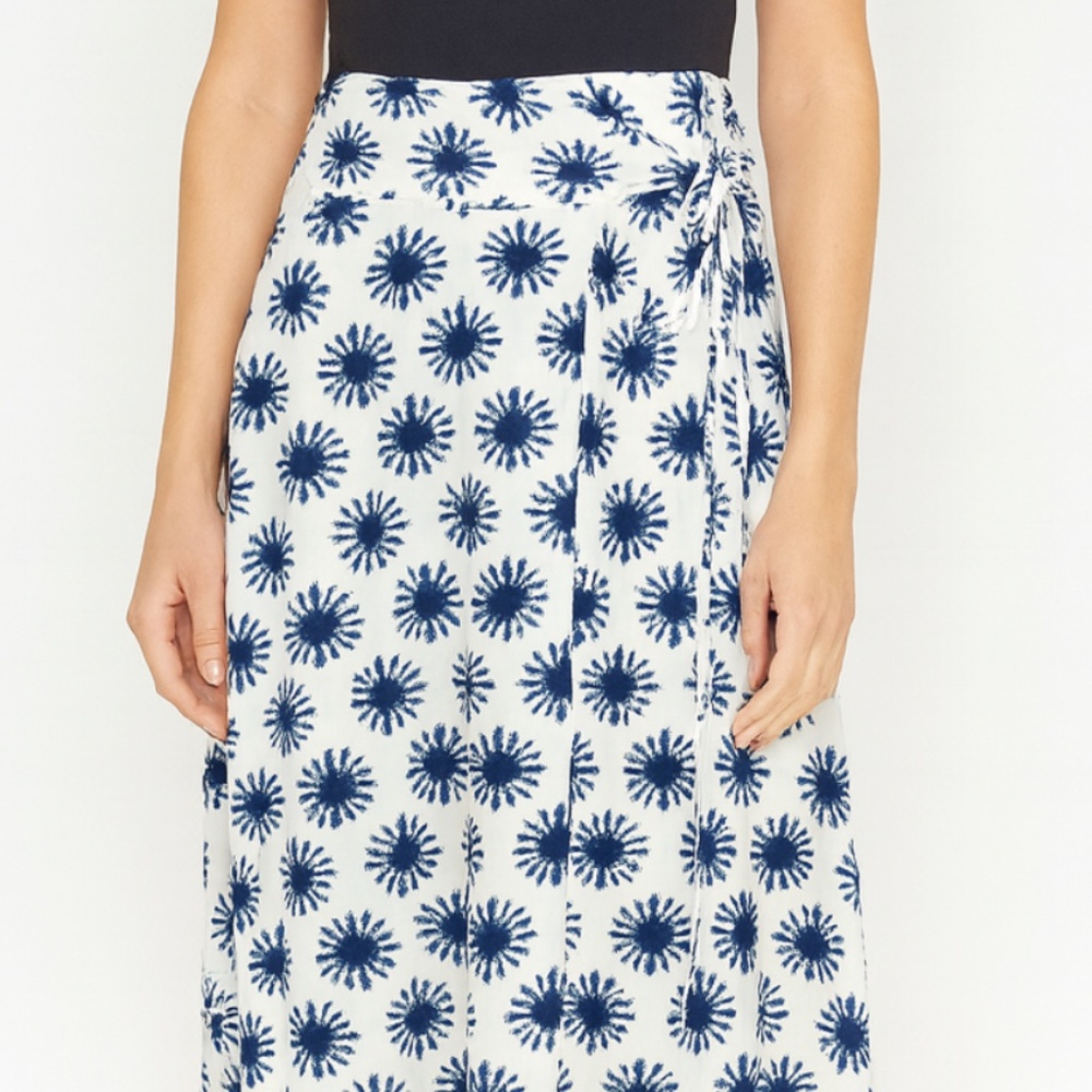 LOFT Navy & White Floral Print Wrap‎ Skirt – Size Small